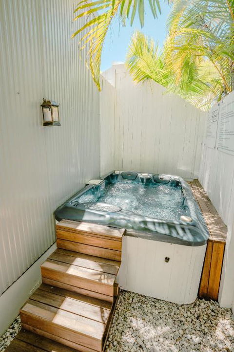 Private Outdoor Spa, Fire Pit, Cinema Room - THE COTTAGE COOLUM BEACH - Accommodation Mooloolaba 0