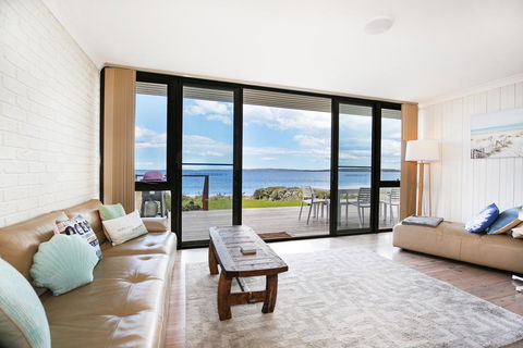 Azure Absolute Beachfront - Pet Friendly - Accommodation Mooloolaba 2