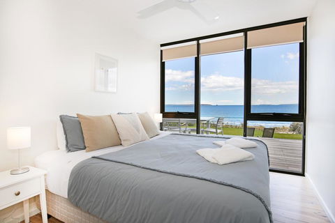 Azure Absolute Beachfront - Pet Friendly - Accommodation Mooloolaba 3