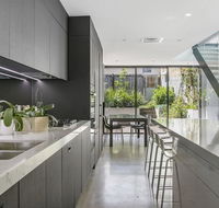 Balmain Bombshell Executive  Family Retreat - Accommodation Mooloolaba