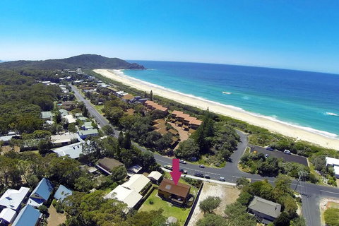 BARRELS AT BOOMERANG - Accommodation Mooloolaba 0