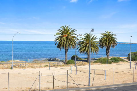 Bayline Beachfront Apartment No 4 - Accommodation Mooloolaba 1