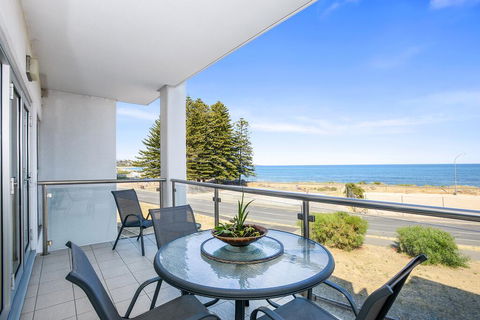Bayline Beachfront Apartment No 4 - Accommodation Mooloolaba 0