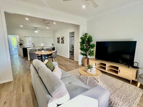 Renovated Queenslander - Upstairs 2km To Stadium - Accommodation Mooloolaba 1