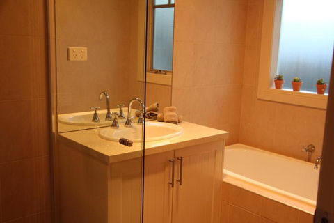 River Rock Cottage Centrally Located And Dog Friendly - Accommodation Mooloolaba 3