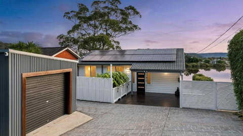 Riverside Retreat - Absolute Waterfront - Accommodation Mooloolaba 2