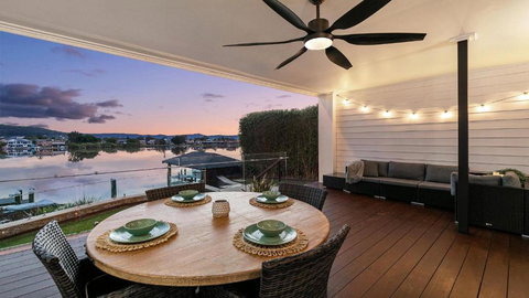 Riverside Retreat - Absolute Waterfront - Accommodation Mooloolaba 3