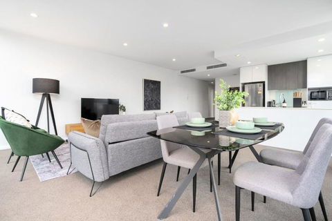 Roomy 2BR 2BA City-Centre Apt - Accommodation Mooloolaba 1