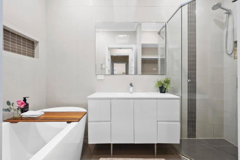 Room In Large Home 6 Min To CBD - Accommodation Mooloolaba 3