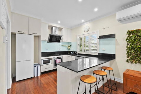 Room In Large Home 6 Min To CBD - Accommodation Mooloolaba 2