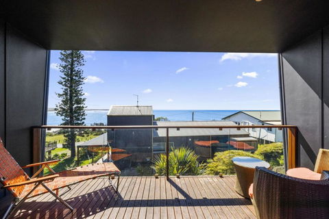 Rock Ledge - Accommodation Mooloolaba 0