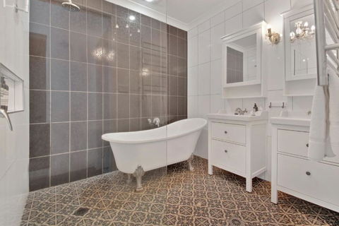 Rose Cottage - Stroll To CBD, Leafy Setting - Accommodation Mooloolaba 3