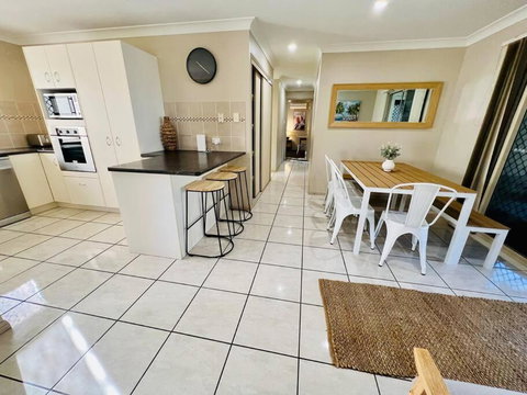 Sandstone Point Holiday Home - Accommodation Mooloolaba 1