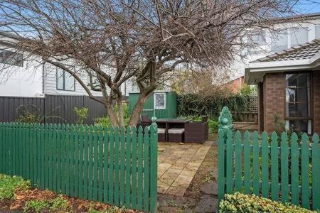 Sandy Bay Cozy Cottage Close To CBD - Accommodation Mooloolaba 3