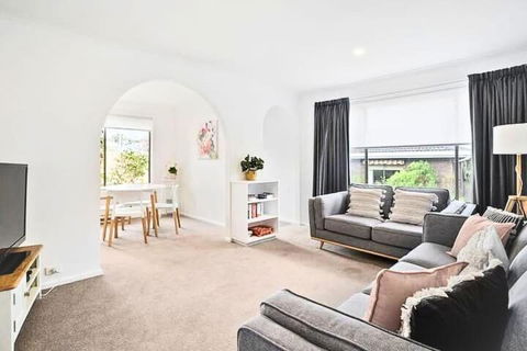 Sandy Bay Cozy Cottage Close To CBD - Accommodation Mooloolaba 0