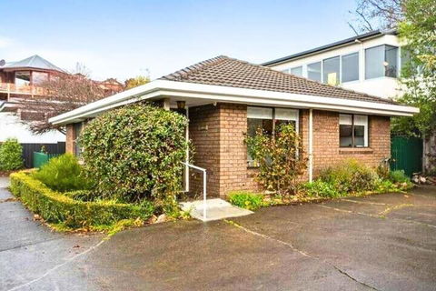 Sandy Bay Cozy Cottage Close To CBD - Accommodation Mooloolaba 2