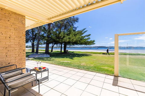 Sandy Beach House Corlette Unit 1 Waterfront WI-FI Aircon - Accommodation Mooloolaba 2