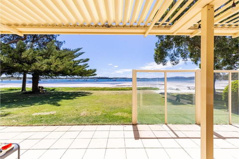 Sandy Beach House Corlette Unit 1 Waterfront WI-FI Aircon - Accommodation Mooloolaba 1