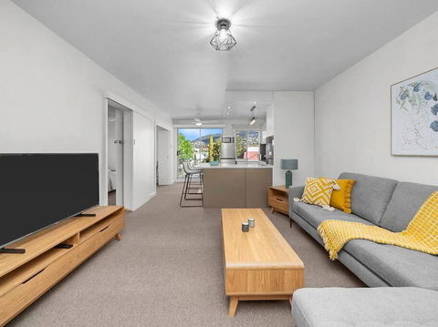 Sandy Bay Apartment With Hobart River View, Near UTAS - Stroll To Cafes And Shops - Accommodation Mooloolaba 2