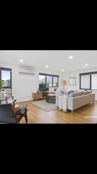 Spacious House Close To Hobart CBD WiFi And New Sony QLED Smart TV - Accommodation Mooloolaba 1