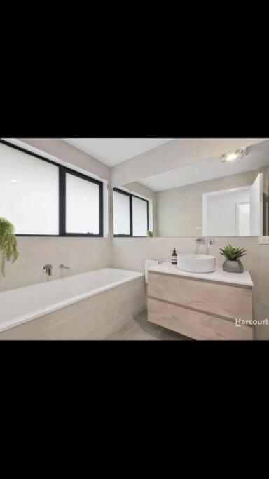 Spacious House Close To Hobart CBD WiFi And New Sony QLED Smart TV - Accommodation Mooloolaba 3