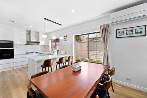 Stunning Bentleigh East 2BR Sun-Filled Home - Accommodation Mooloolaba 1