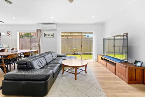 Stunning Bentleigh East 2BR Sun-Filled Home - Accommodation Mooloolaba 0