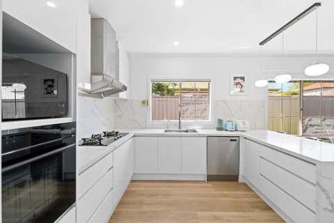 Stunning Bentleigh East 2BR Sun-Filled Home - Accommodation Mooloolaba 3