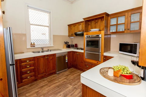 Best Central House - SLEEPS 11 !! - Accommodation Mooloolaba 2