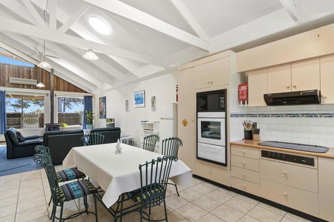 Black Dolphin Waterfront Townhouse - Bay Views - Accommodation Mooloolaba 3
