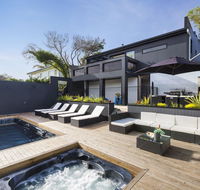 Blairgowrie Oasis Luxury retreat with spapool fireplace golf putting green - Accommodation Mooloolaba