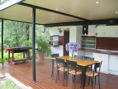 BoBRENE On Tamborine Nude Retreat - Cosy Chalet - Accommodation Mooloolaba 2