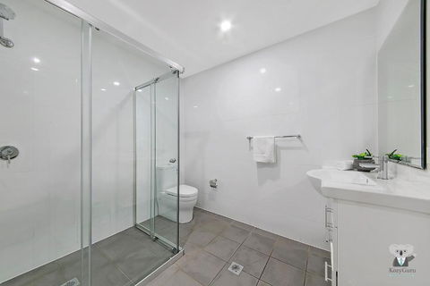 WARRICK FRAM 3 BEDS APT FREE PARKING WALK TO WESTFIELD CLOSE TO HOSPITAL NWF003 - Accommodation Mooloolaba 3