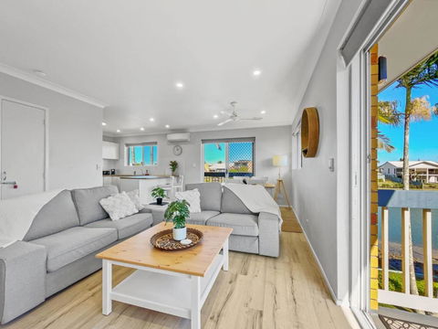 Waterfront Apartment - Ideal For Couples - Accommodation Mooloolaba 2