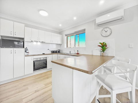 Waterfront Apartment - Ideal For Couples - Accommodation Mooloolaba 3