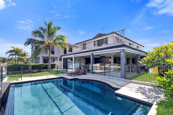 YALLA24-Luxury Resort Style Home with Accommodation Mooloolaba
