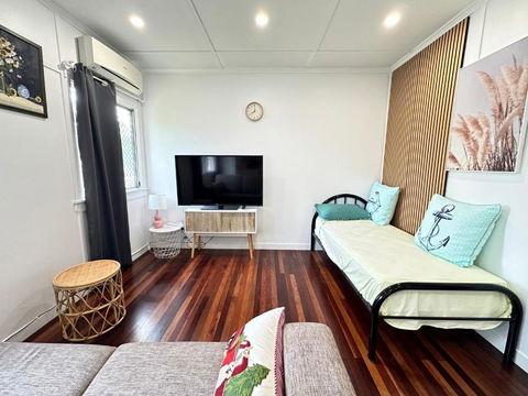 Zen Escape Guest House- Hidden Little Gem, Funky Corner, Boutique Granny Flat - Accommodation Mooloolaba 3